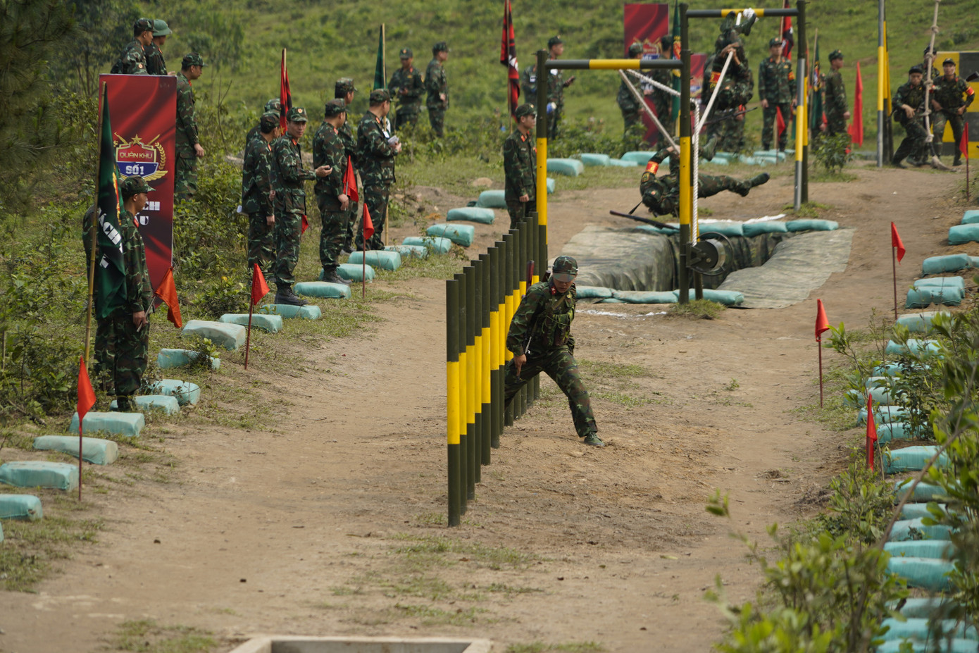 Những chướng ngại vật được Ban tổ chức đặt ra dường như không thể làm khó các chiến sĩ tham gia thi đấu.