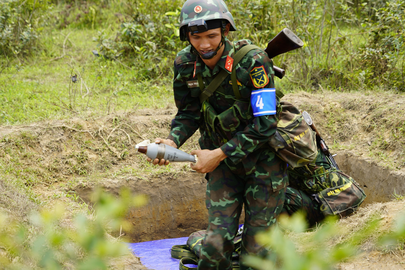 Pháo cối được kiểm tra kỹ càng theo quy chuẩn an toàn nghiêm ngặt sau đó được di chuyển cho đồng đội.