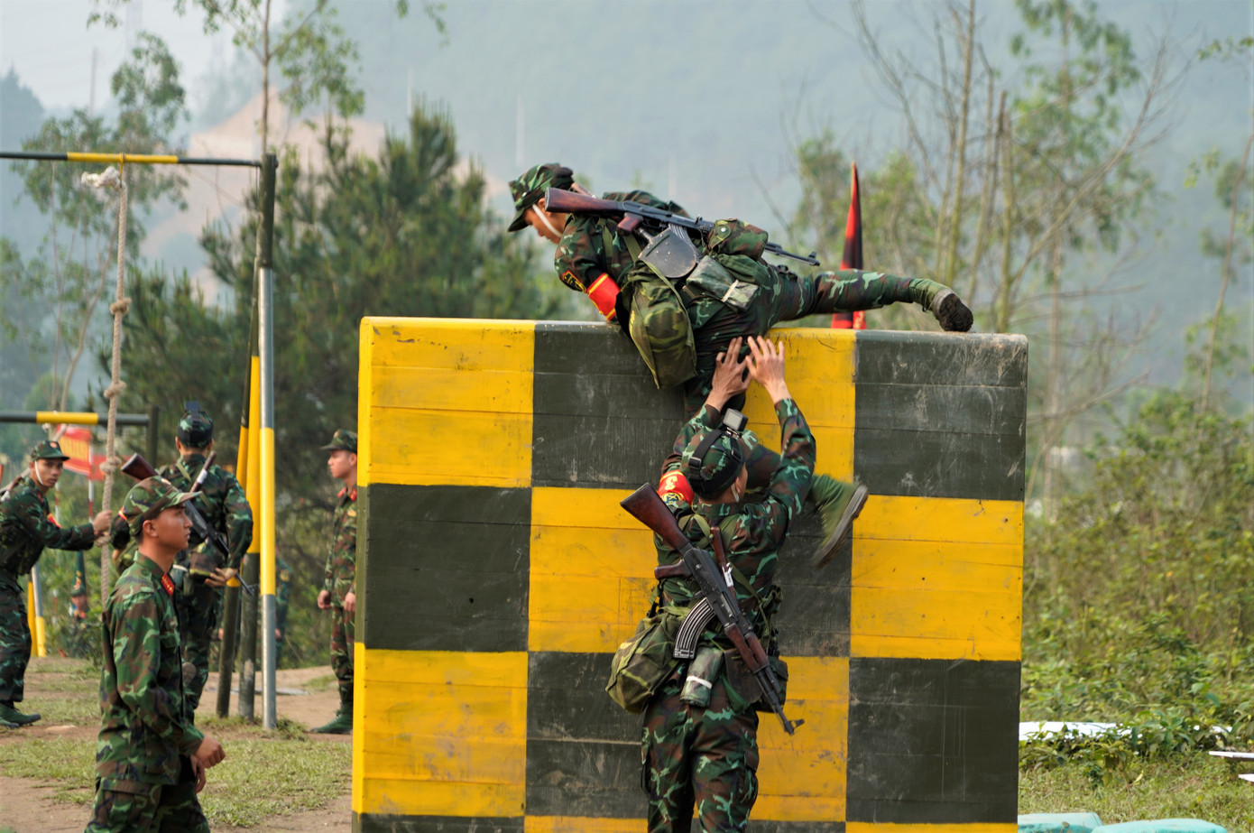Sau khi thực hiện màn tháo lắp súng, các chiến sĩ bắt đầu thi vượt chướng ngại vật.