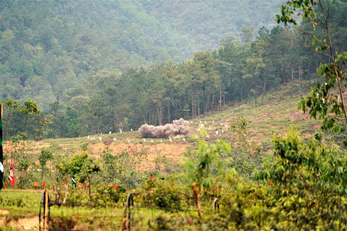 Hồng tâm nằm bên kia quả đồi cũng không thể làm khó các chiến sĩ.