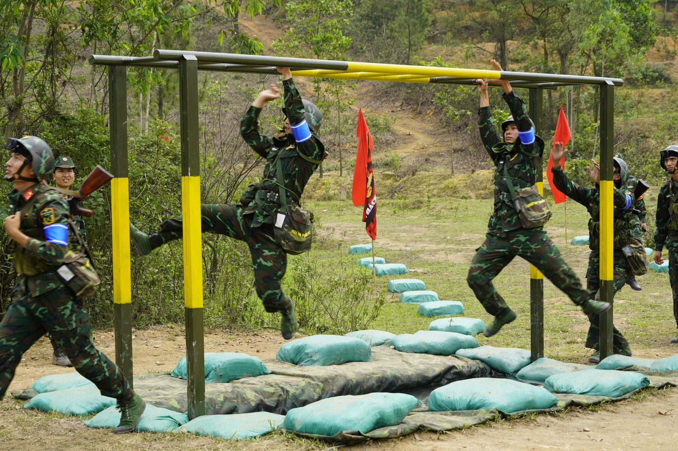 Chiến sĩ của các đội chỉ mất hơn 4 phút để về đích sau khi vượt qua các chướng ngại vật.