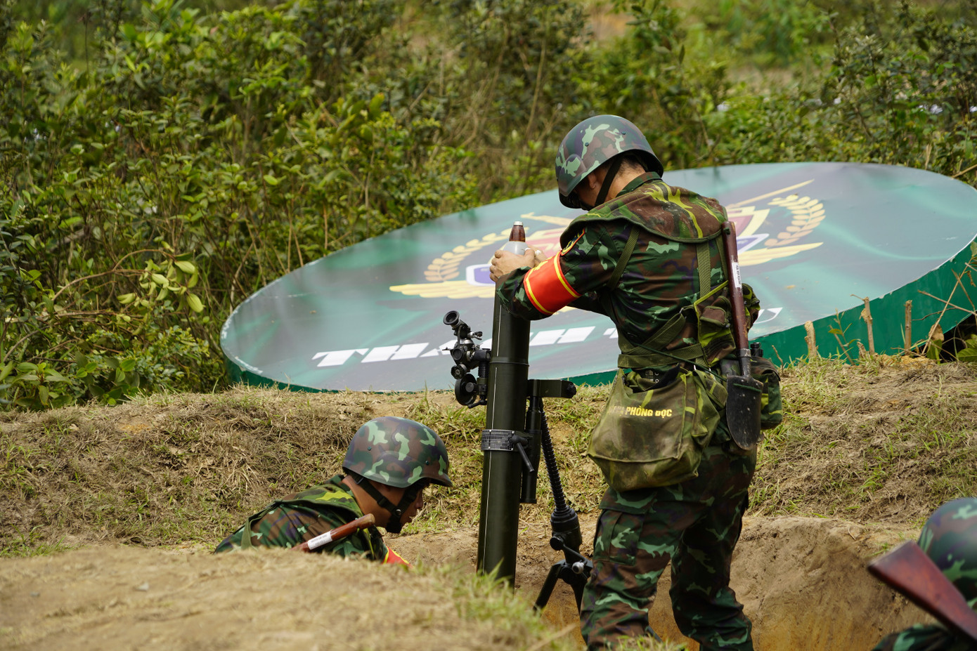 Sau khi ống pháo được chỉnh toạ độ, căn góc bắn sao cho chính xác nhất, các chiến sĩ bắt đầu khai pháo.