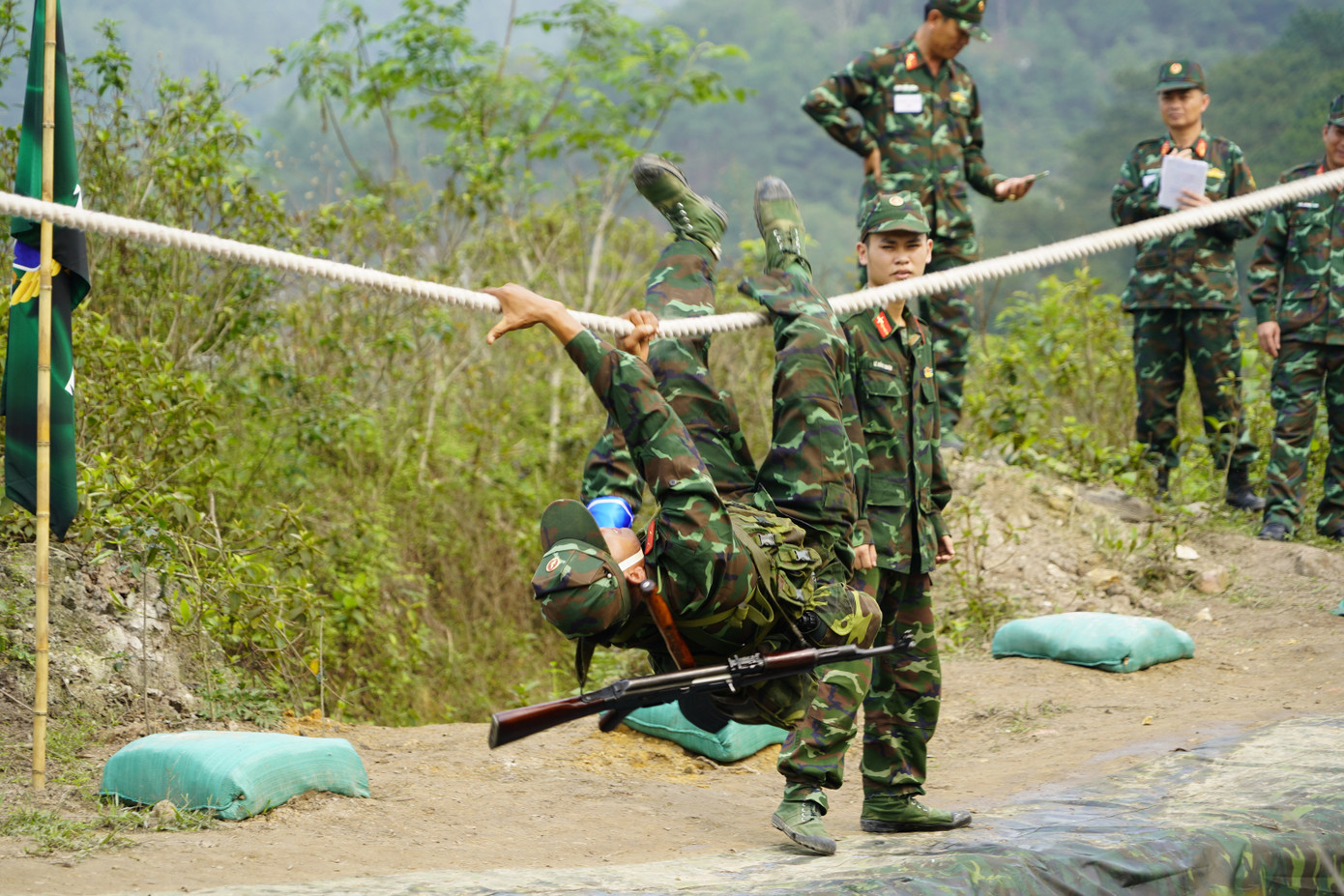 Sau đó là màn treo người đu dây để vượt qua hào sâu.