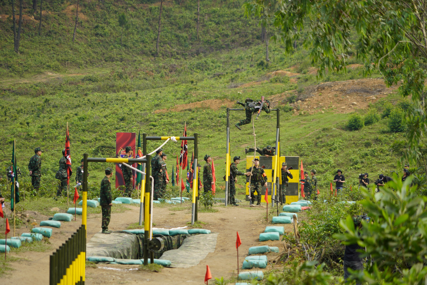 Với sự tham gia của 12 đội thuộc Bộ Quốc phòng, cuộc thi diễn ra rất gay cấn.