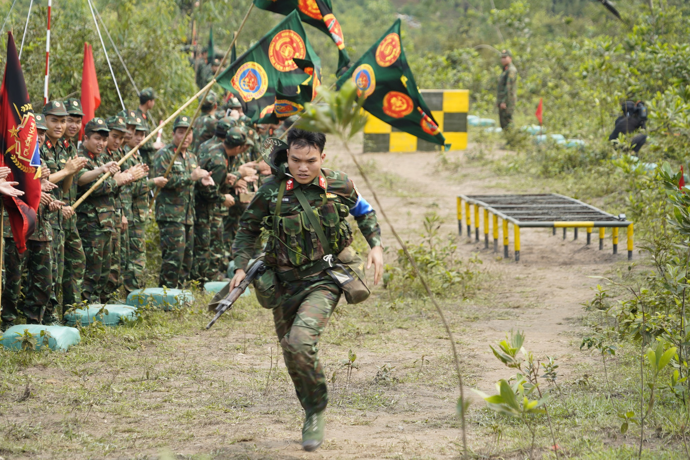 Nền tảng thể lực sau thời gian dài được rèn luyện giúp các chiến sĩ có sức bền, có thể tác chiến ở địa hình rừng núi