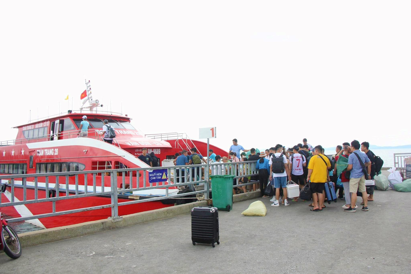 Từ sáng sớm đến 11h30 ngày 10/, huyện Cô Tô tổ chức các chuyến tàu chở tất cả hành khách có nhu cầu về đất liền. Từ sáng sớm đến 11h30 ngày 10/, huyện Cô Tô tổ chức các chuyến tàu chở tất cả hành khách có nhu cầu về đất liền.