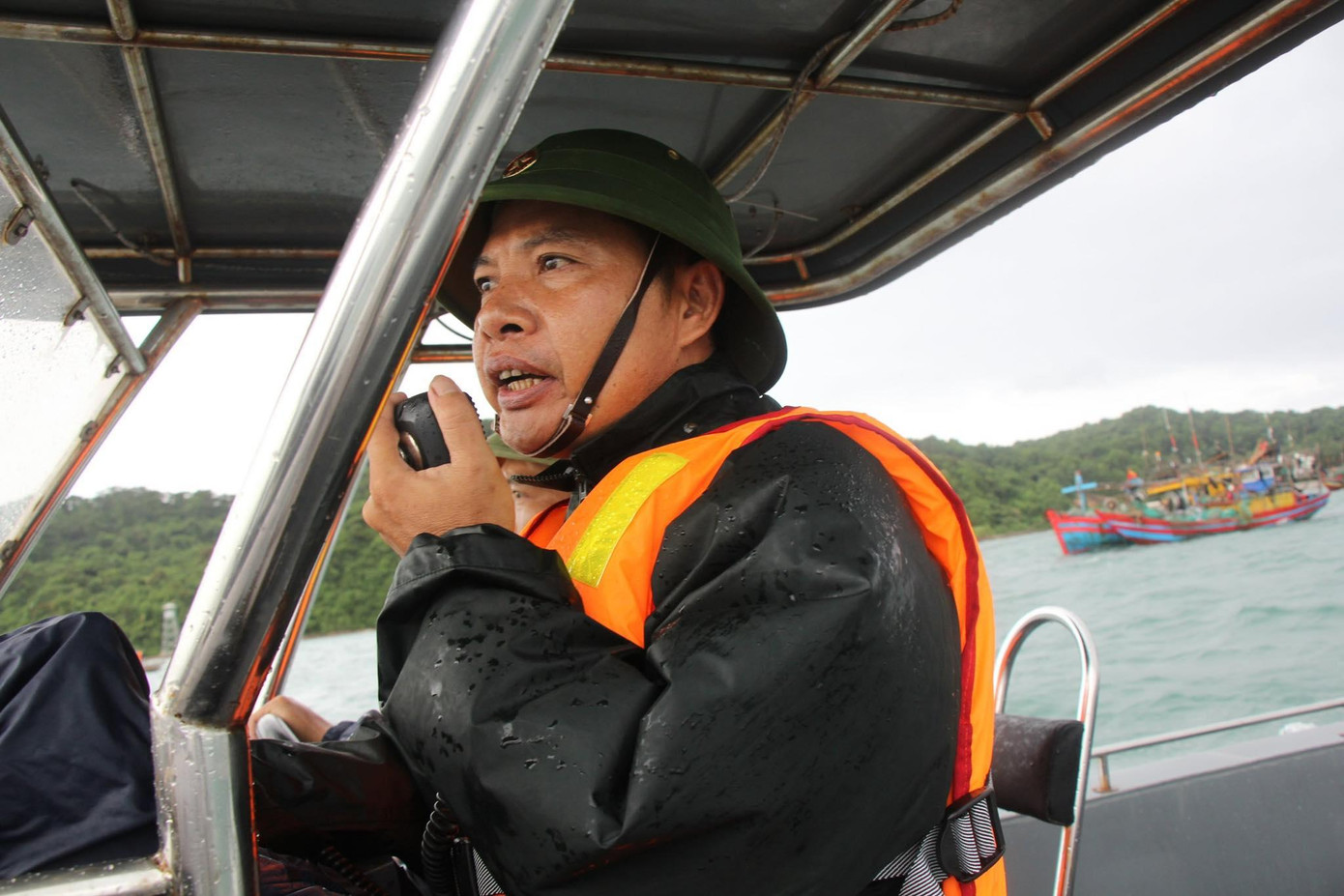 Bí thư Tỉnh ủy Quảng Ninh ông Nguyễn Xuân Ký đã chỉ đạo các ngành, địa phương dừng tất cả các cuộc họp không cần thiết tập trung triển khai các biện pháp phòng chống bão số 2. Bí thư Tỉnh ủy Quảng Ninh ông Nguyễn Xuân Ký đã chỉ đạo các ngành, địa phương dừng tất cả các cuộc họp không cần thiết tập trung triển khai các biện pháp phòng chống bão số 2.