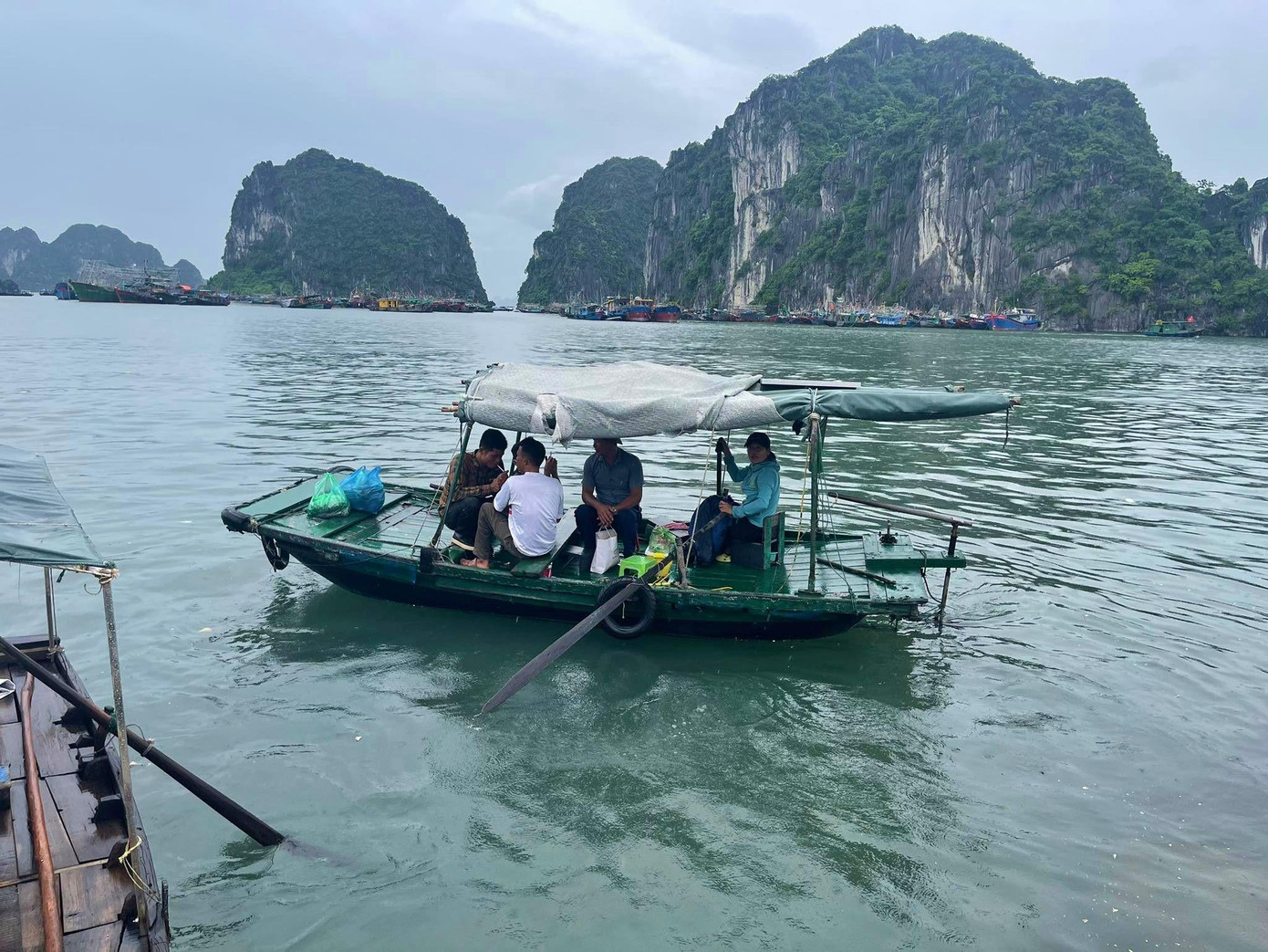 Một số thuyền nhỏ của ngư dân vẫn hoạt động đưa người từ đất liền ra tàu cá để túc trực. Một số thuyền nhỏ của ngư dân vẫn hoạt động đưa người từ đất liền ra tàu cá để túc trực.