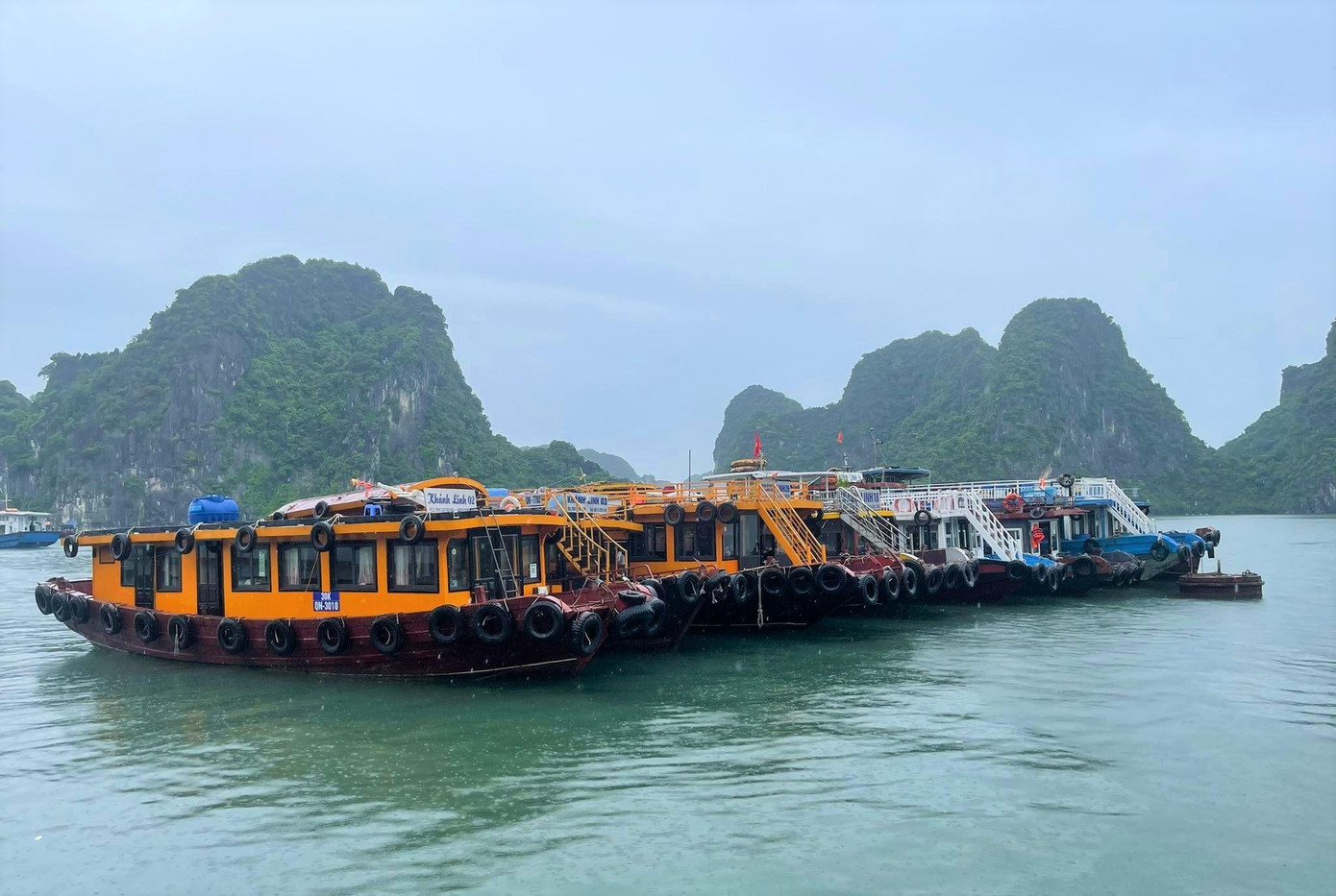 Bộ đội Biên phòng tỉnh Quảng Ninh đã bố trí 210 cán bộ, chiến sỹ và 20 phương tiện (3 tàu, 12 xuồng, 5 ô tô) tham gia thường trực, để sẵn sàng ứng cứu khi có tình huống xảy ra. Bộ đội Biên phòng tỉnh Quảng Ninh đã bố trí 210 cán bộ, chiến sỹ và 20 phương tiện (3 tàu, 12 xuồng, 5 ô tô) tham gia thường trực, để sẵn sàng ứng cứu khi có tình huống xảy ra.