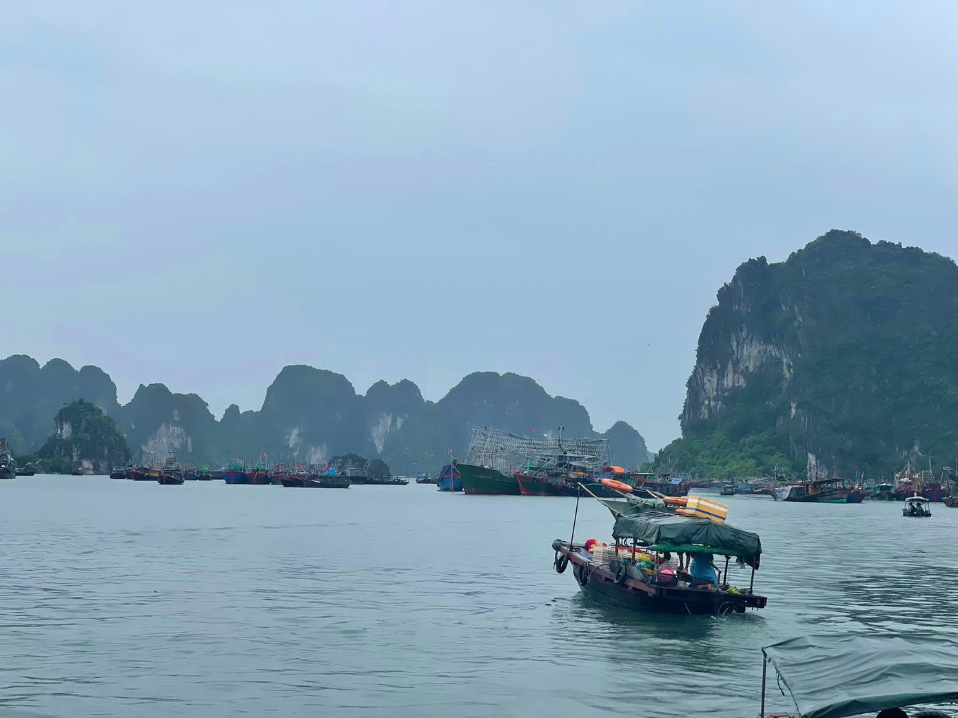 Đến 12h hôm nay đã có 7.235 phương tiện với 14.122 ngư dân và 1.605 ô, lồng bè của QUảng Ninh vào nơi tránh trú bão. Đến 12h hôm nay đã có 7.235 phương tiện với 14.122 ngư dân và 1.605 ô, lồng bè của QUảng Ninh vào nơi tránh trú bão.