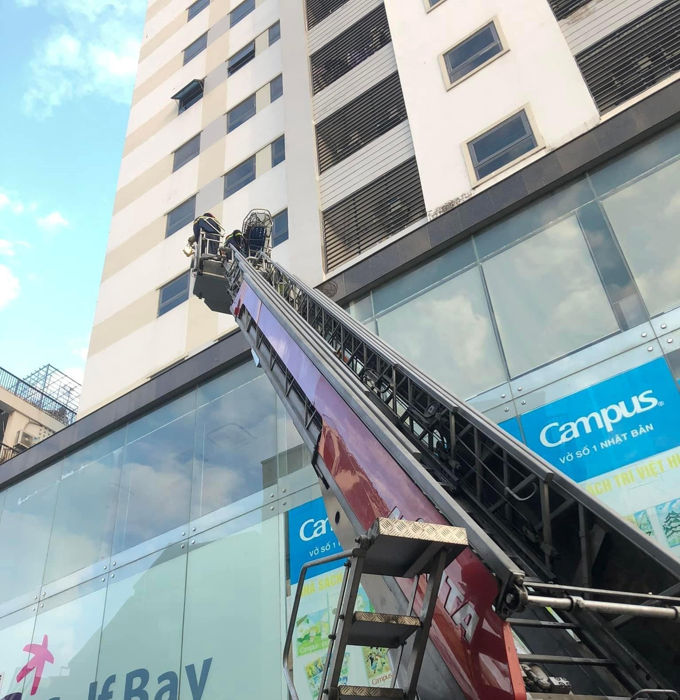 Rơi từ tầng 8 chung cư, một bé gái tử vong thương tâm