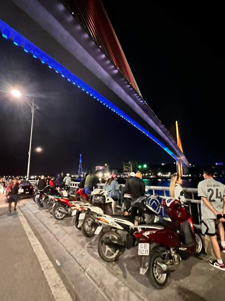 Người dân hiếu kỳ tập trung dưới chân cầu Bãi Cháy. Người dân hiếu kỳ tập trung dưới chân cầu Bãi Cháy.