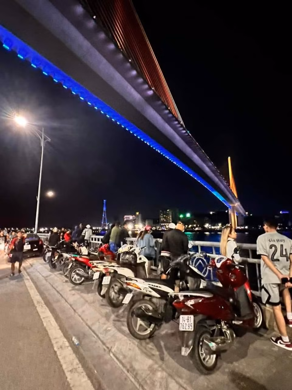 Người dân hiếu kỳ tập trung dưới chân cầu Bãi Cháy. Người dân hiếu kỳ tập trung dưới chân cầu Bãi Cháy.