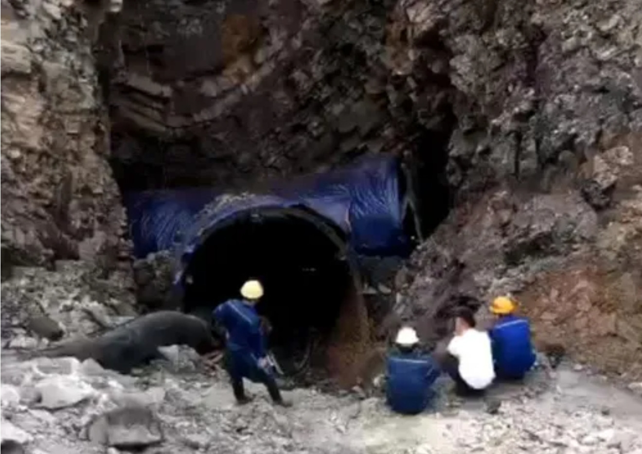 Mở thêm đường hầm tìm kiếm công nhân nghi rơi xuống hố tử thần. Mở thêm đường hầm tìm kiếm công nhân nghi rơi xuống hố tử thần.