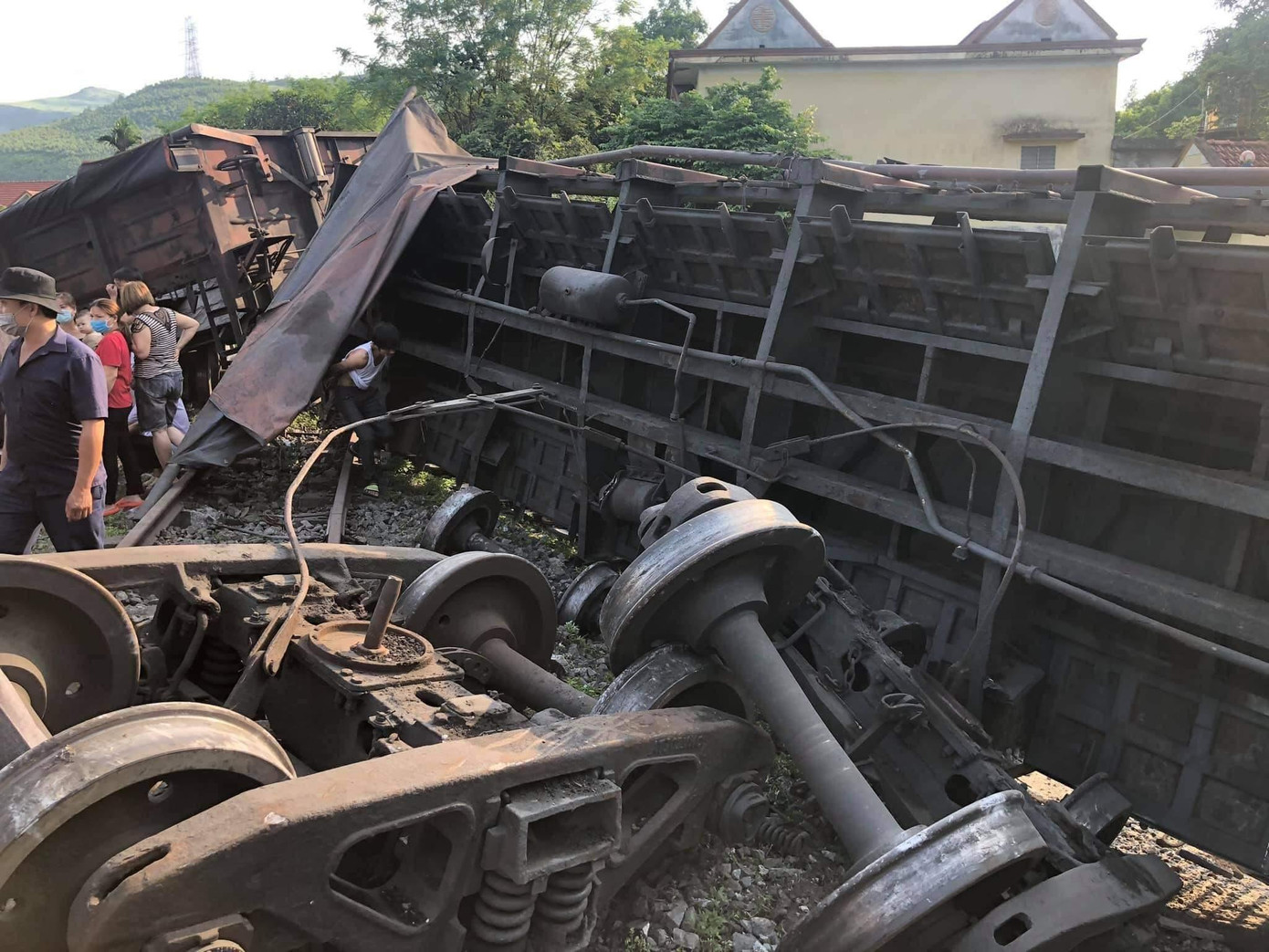 Các toa tàu sau khi đổ nhào bị hư hỏng nặng