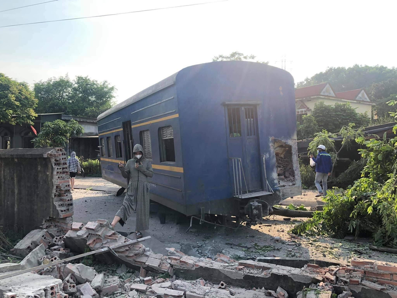 Khi tới khu vực đường tránh, những toa tàu này bất ngờ lật rồi húc tung bờ tường ngăn cách giữa ga và đường dân sinh