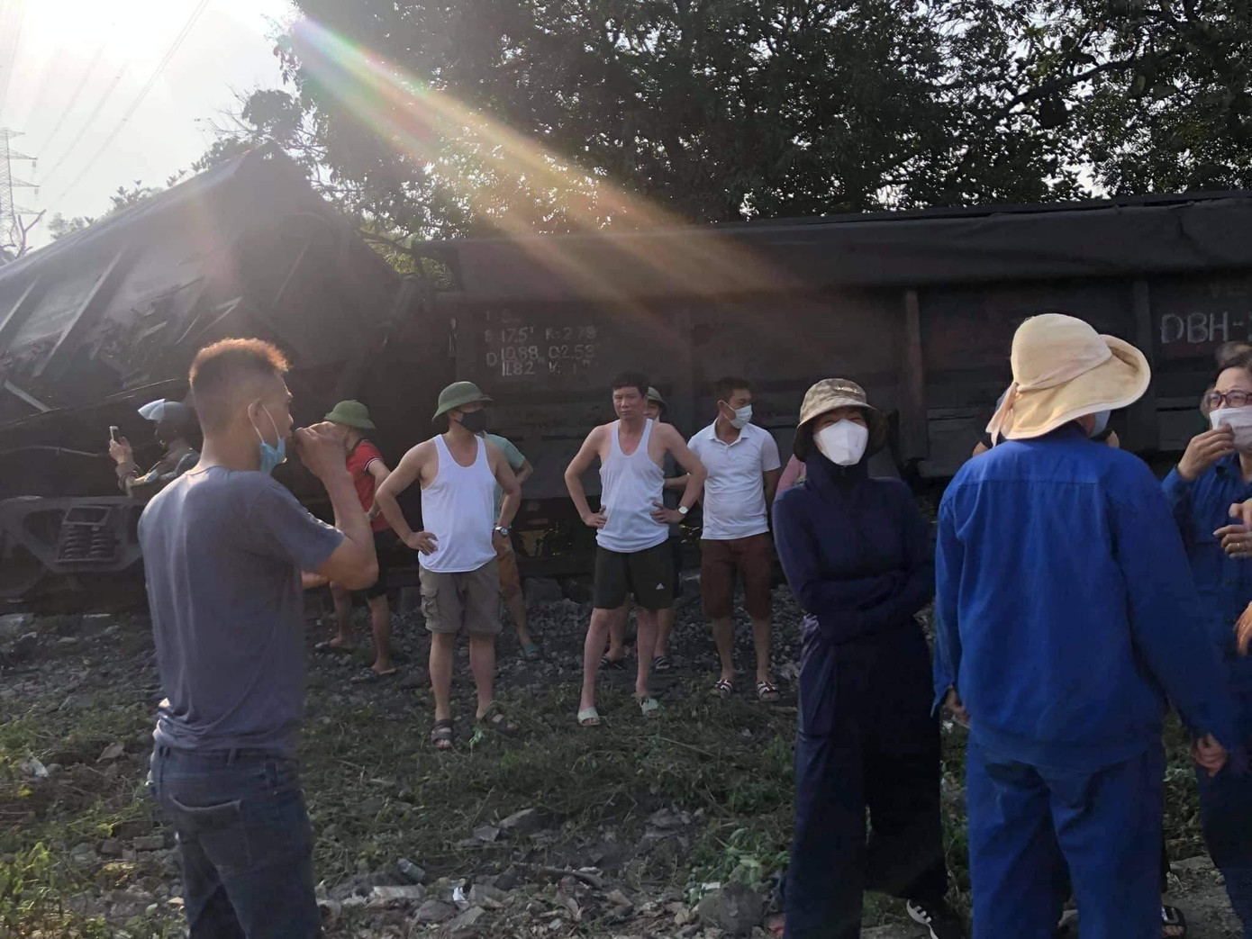 "Hiện cháu bé bị tai nạn đang được người dân đưa đi cấp cứu tại Bệnh viện Việt Nam - Thuỵ Điển Uông Bí, lực lượng chức năng đang phong toả hiện trường, xử lý vụ việc", đại diện UBND phường Vàng Danh, TP Uông Bí, Quảng Ninh cho biết.