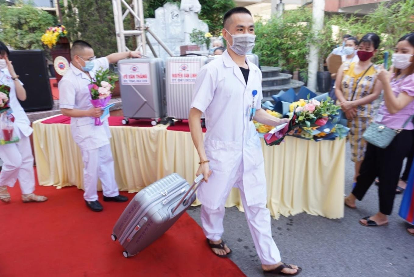 Đây đều là những y bác sĩ đã có kinh nghiệm trong chống dịch, cũng như có năng lực chuyên môn tốt, sẵn sàng đem kiến thức, kinh nghiệm để hỗ trợ điều trị cho bệnh nhân COVID-19 nặng tại Bắc Giang.