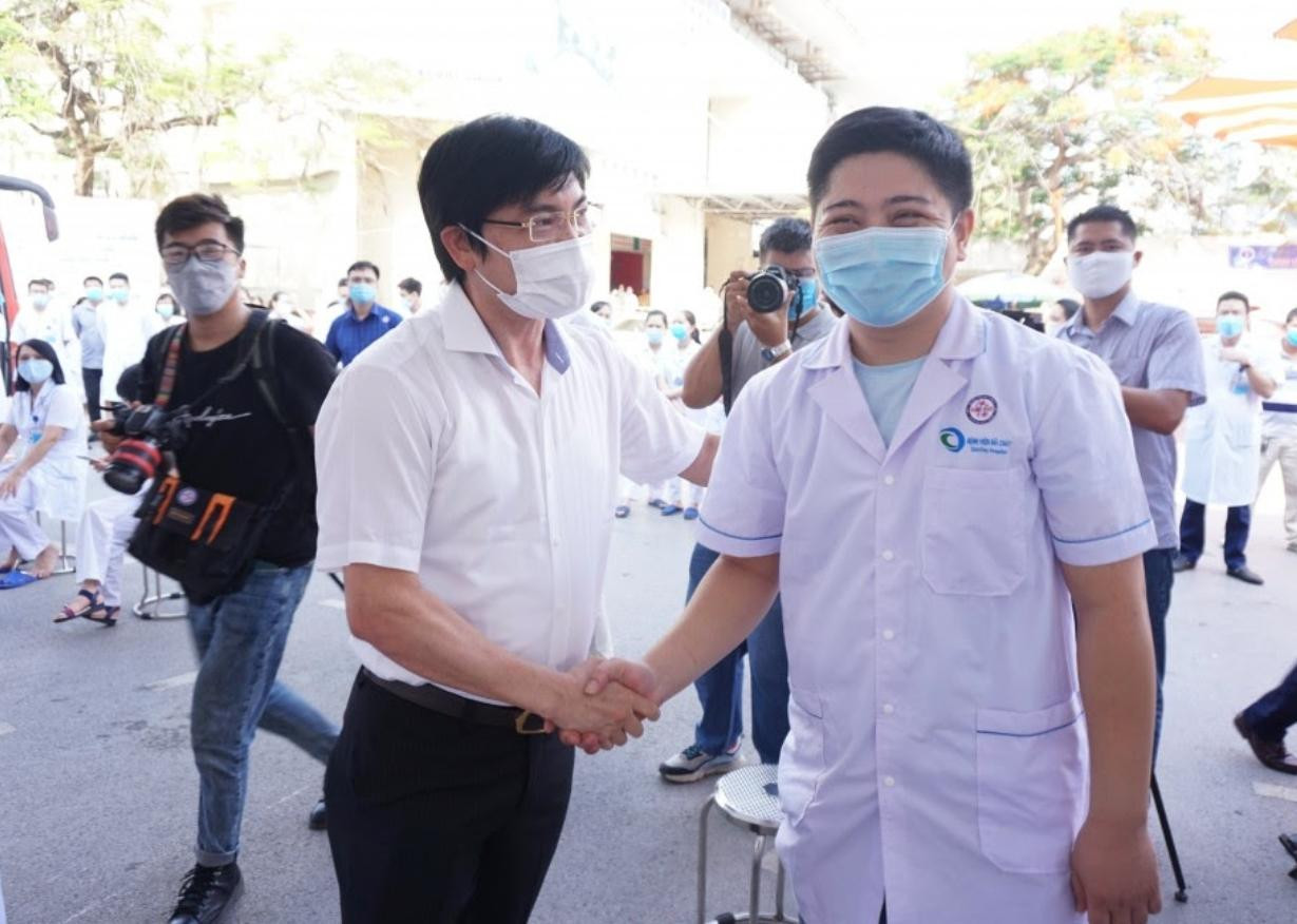 Lãnh đạo Sở Y tê Quảng Ninh bắt tay, chúc sức khỏe các chiến binh trước khi lên đường vào 'tâm dịch'