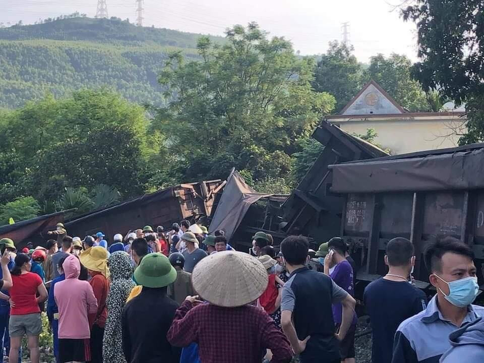 "Đây là vụ tai nạn tàu hỏa kinh khủng nhất tôi từng chứng kiến. Rất may đã tránh được hậu quả thiệt hại về người. Trước đây thỉnh thoảng vẫn xảy ra ta nạn của tàu chở than nhưng để đứt lìa 6 toa thế này thì thật khủng khiếp", một người dân chứng kiến vụ việc cho biết