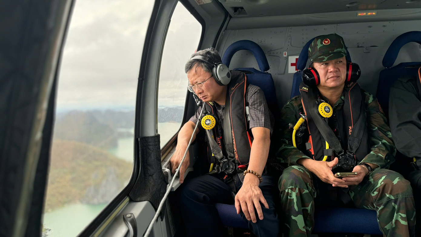 Ông Cao Tường Huy (người ngồi sát cửa sổ) trực tiếp tham gia công tác tìm kiếm cứu nạn.