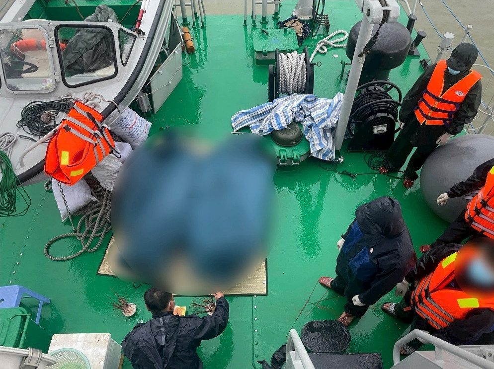 Phát hiện 2 thi thể mắc kẹt trong tàu chìm trên vịnh Hạ Long.