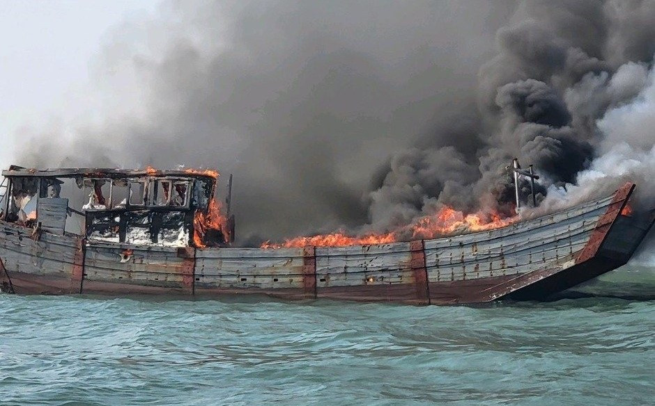 Ngọn lửa bùng lên trên chiếc bè chuyên thu mua hải sản của ngư dân. Ngọn lửa bùng lên trên chiếc bè chuyên thu mua hải sản của ngư dân.