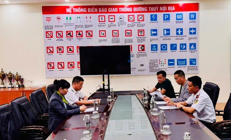 Lực lượng chức năng TP. Hạ Long làm việc với đại diện TALIYA CRUISE.