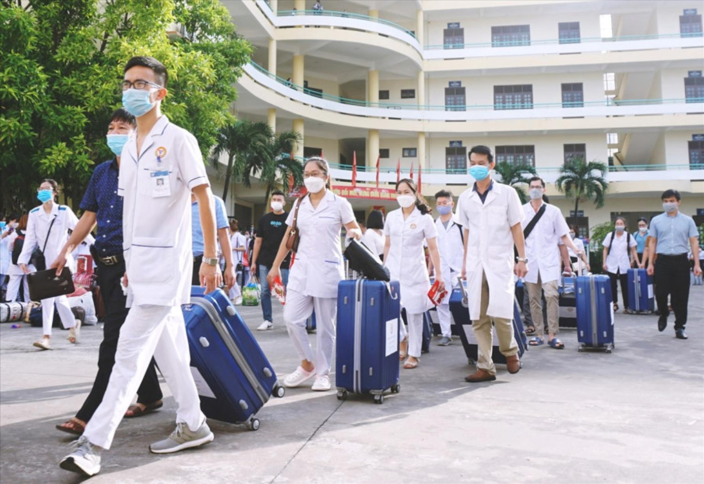 Đã có 385 cán bộ, nhân viên y tế Quảng Ninh lên đường giúp các địa phương chống dịch