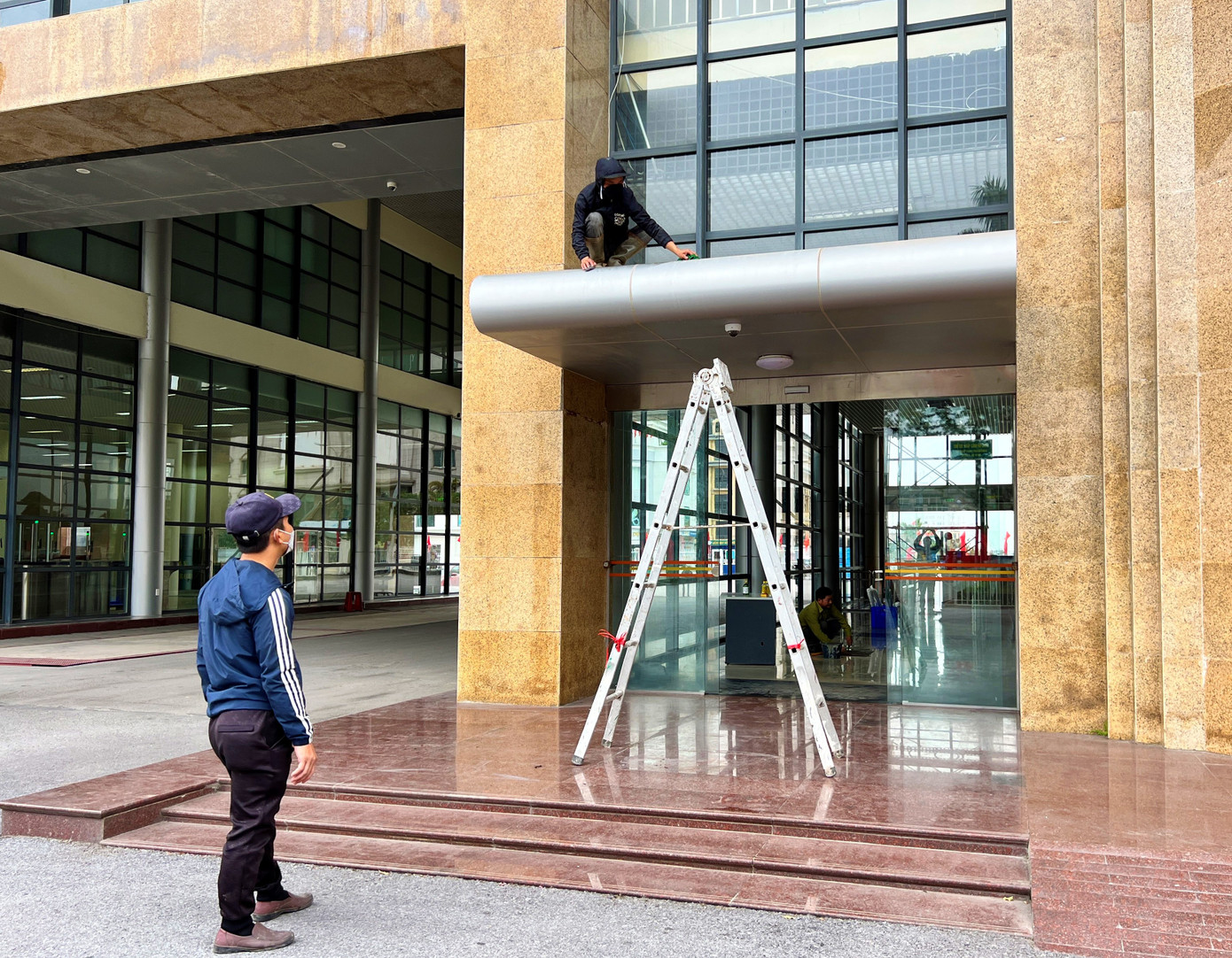 Các nhân viên tại cửa khẩu tích cực sửa chữa những điểm hư hỏng sau gần 3 năm đóng cửa vì đại dịch.