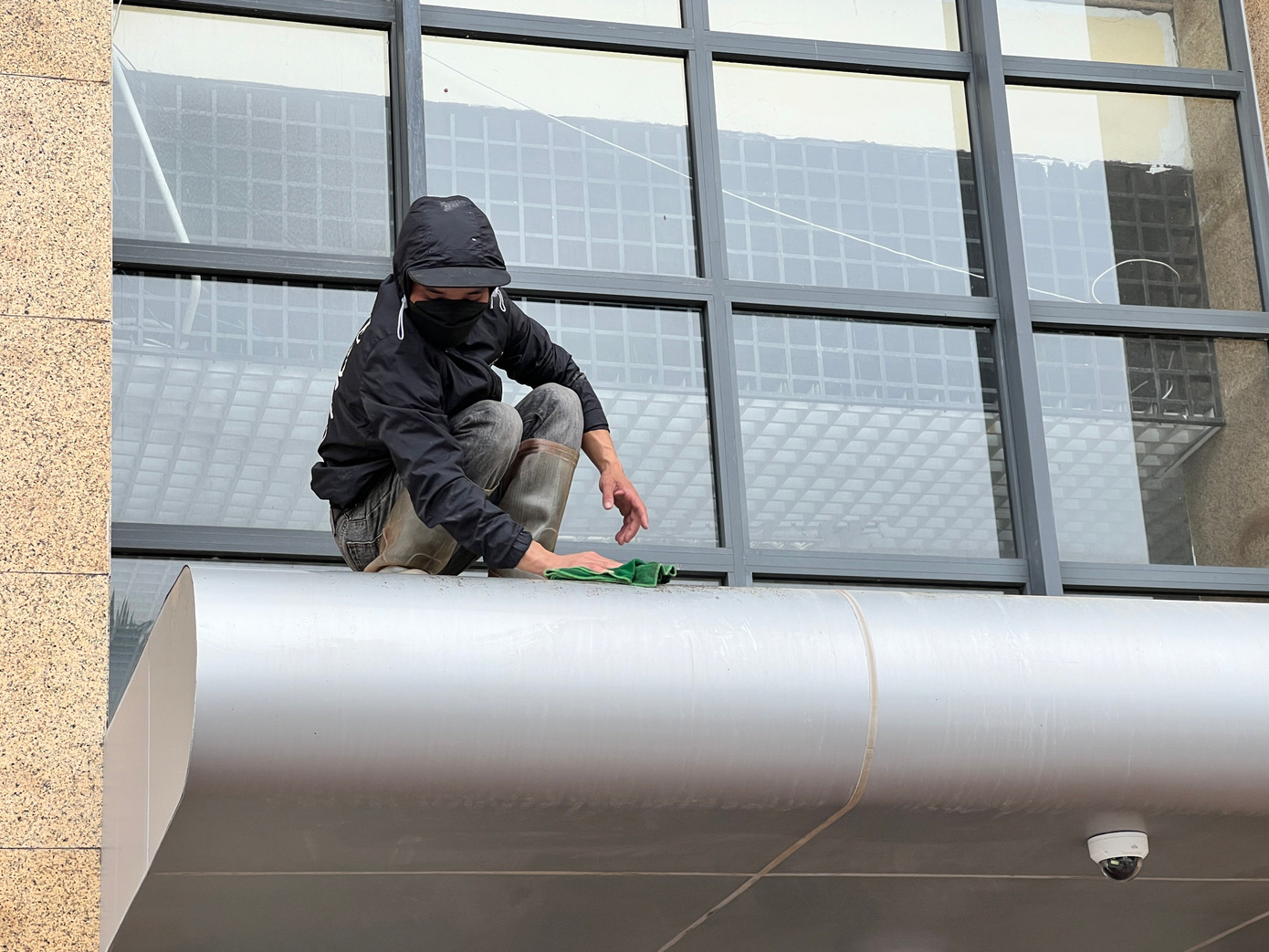 Những tấm che nắng được thay mới vì ảnh hưởng của mưa bão thời gian qua.