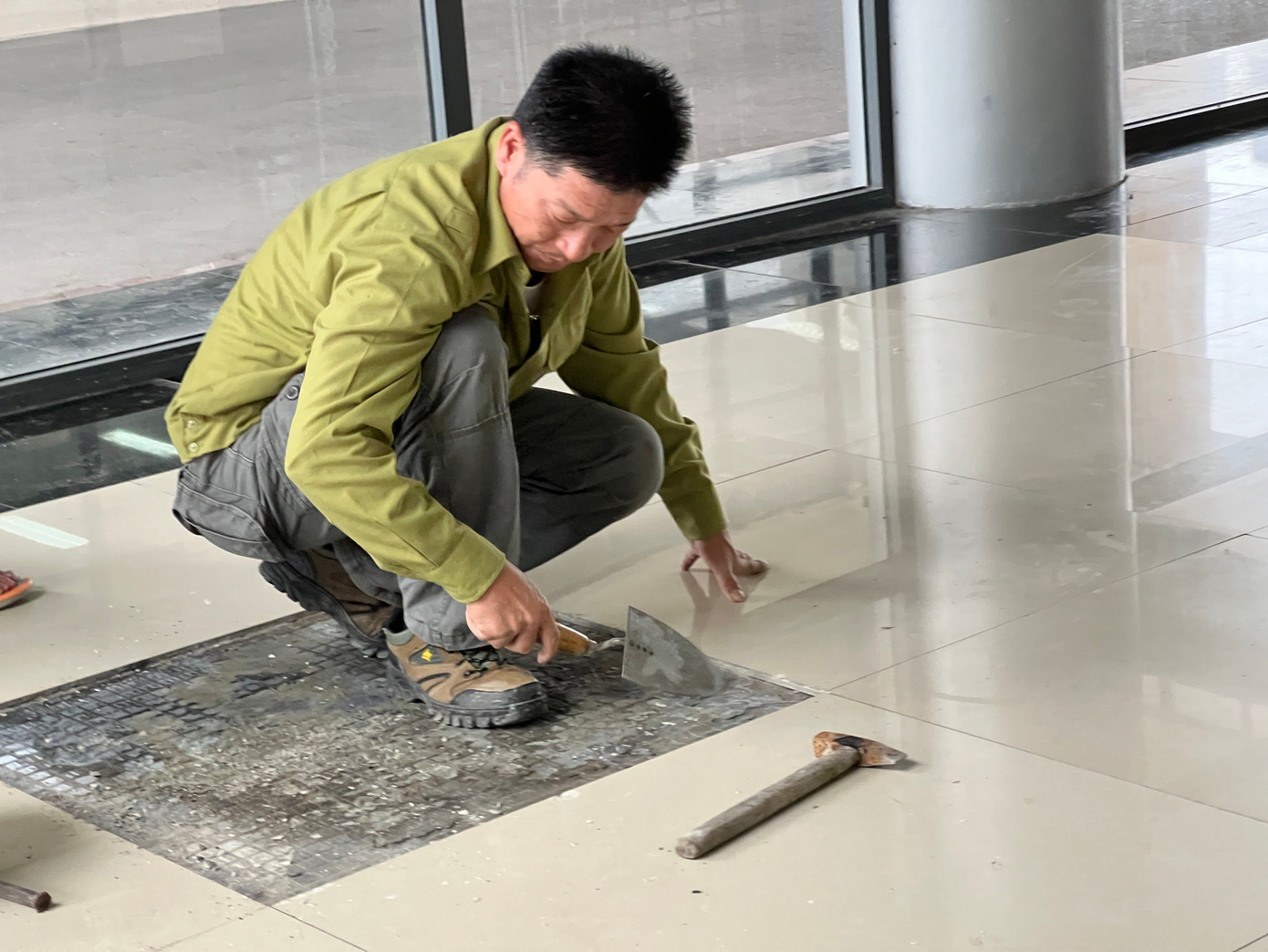 Thay mới những tấm gạch lát nền bị hư hỏng, bong tróc theo thời gian.