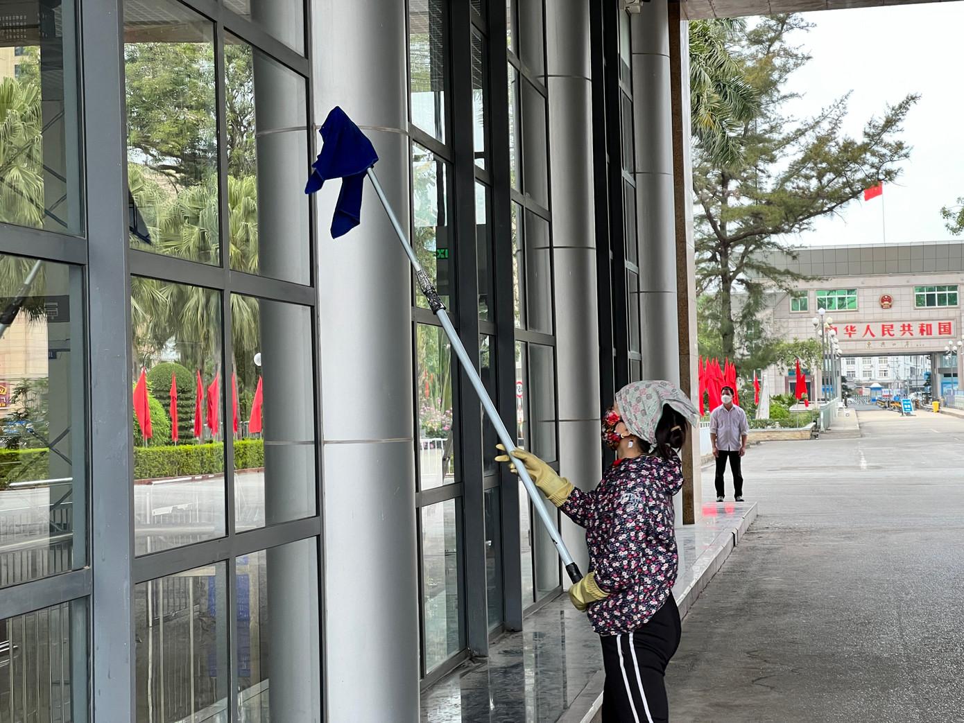 Các nhân viên lau dọn cũng tích cực đánh bóng phần kính và những tấm ốp tường của tòa nhà.