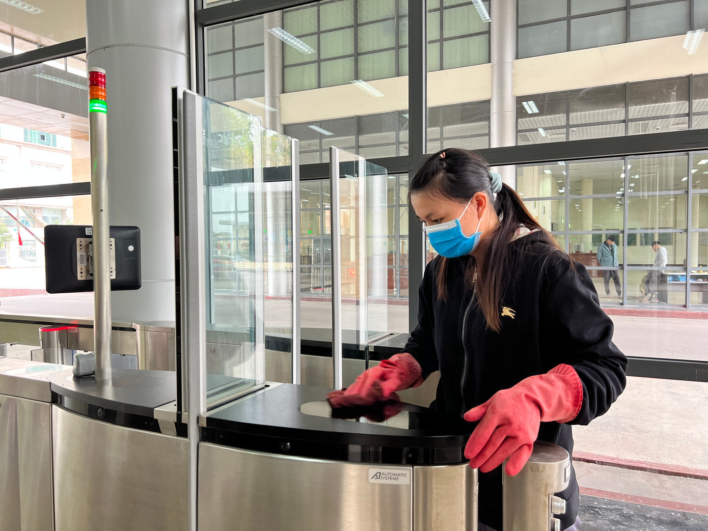 "Đã quá lâu không được giao thương qua lại nên chúng tôi mong chờ từng ngày cửa khẩu được mở cửa. Thông thương được thì kinh tế mới phát triển, cư dân biên giới chúng tôi mới có việc làm không còn phải lo chạy ăn từng bữa", bà P.T.H. - người dân biên giới TP. Móng Cái - nói.