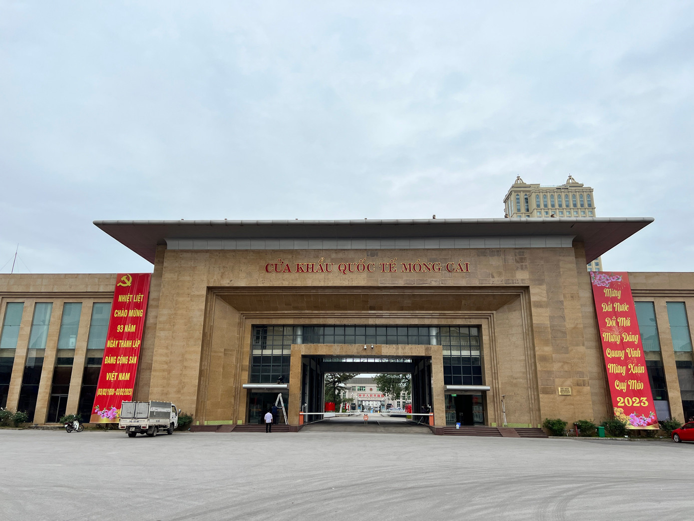 Nhiều ngày nay, Cửa khẩu quốc tế Móng Cái đã bắt đầu cho việc dọn dẹp, trang hoàng các băng rôn khẩu hiệu để chuẩn bị cho việc hoạt động trở lại sau khi có thông tin phía Trung Quốc sẽ loại bỏ chính sách "Zero Covid".