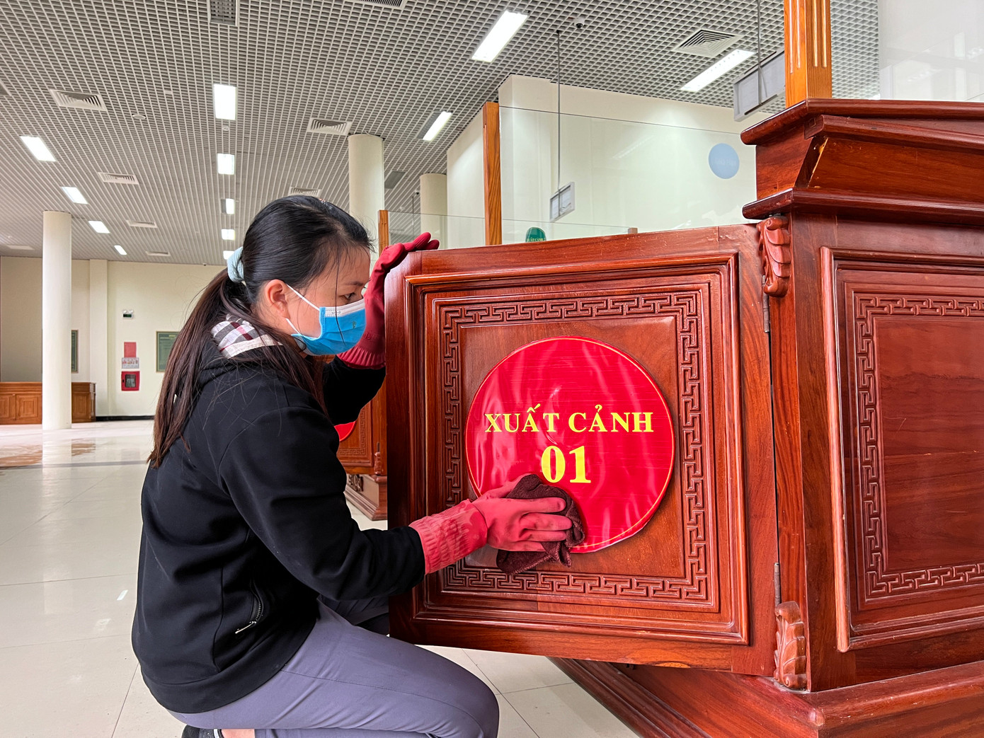 Những vật dụng phục vụ xuất nhập cảnh được nhân viên lau dọn sạch sẽ.