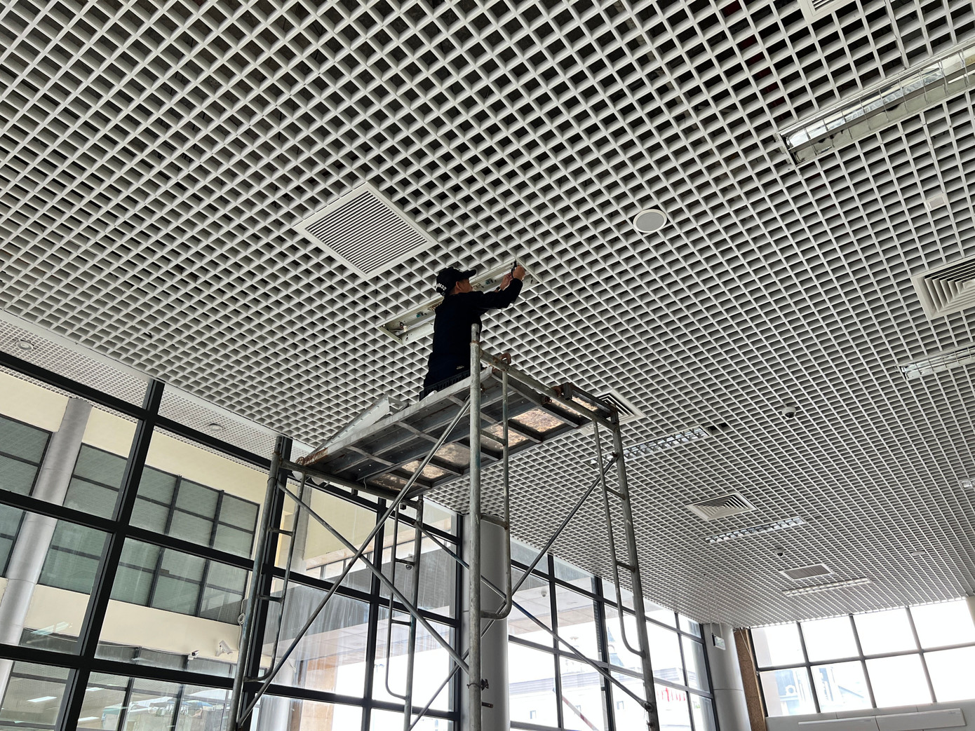 Hệ thống chiếu sáng được thay thế mới và nhân viên cũng kiểm tra hệ thống báo cháy cũng như điều hòa không khí.