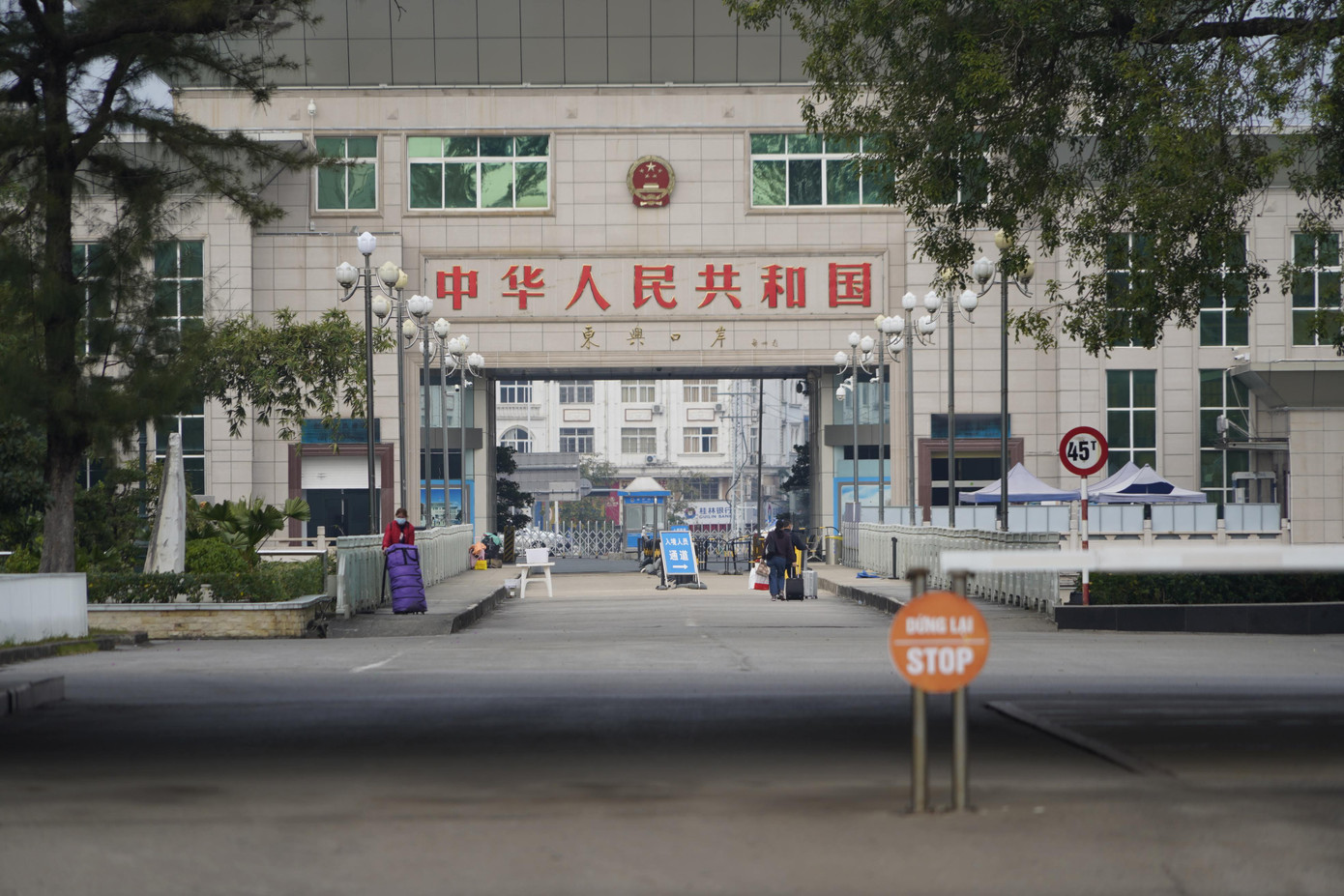 Phía Trung Quốc cũng đã bắt đầu có những động thái tích tích cực như lập hàng rào phân luồng xuất nhập cảnh và tích cực sửa chữa dọn dẹp cửa khẩu như phía Việt Nam.