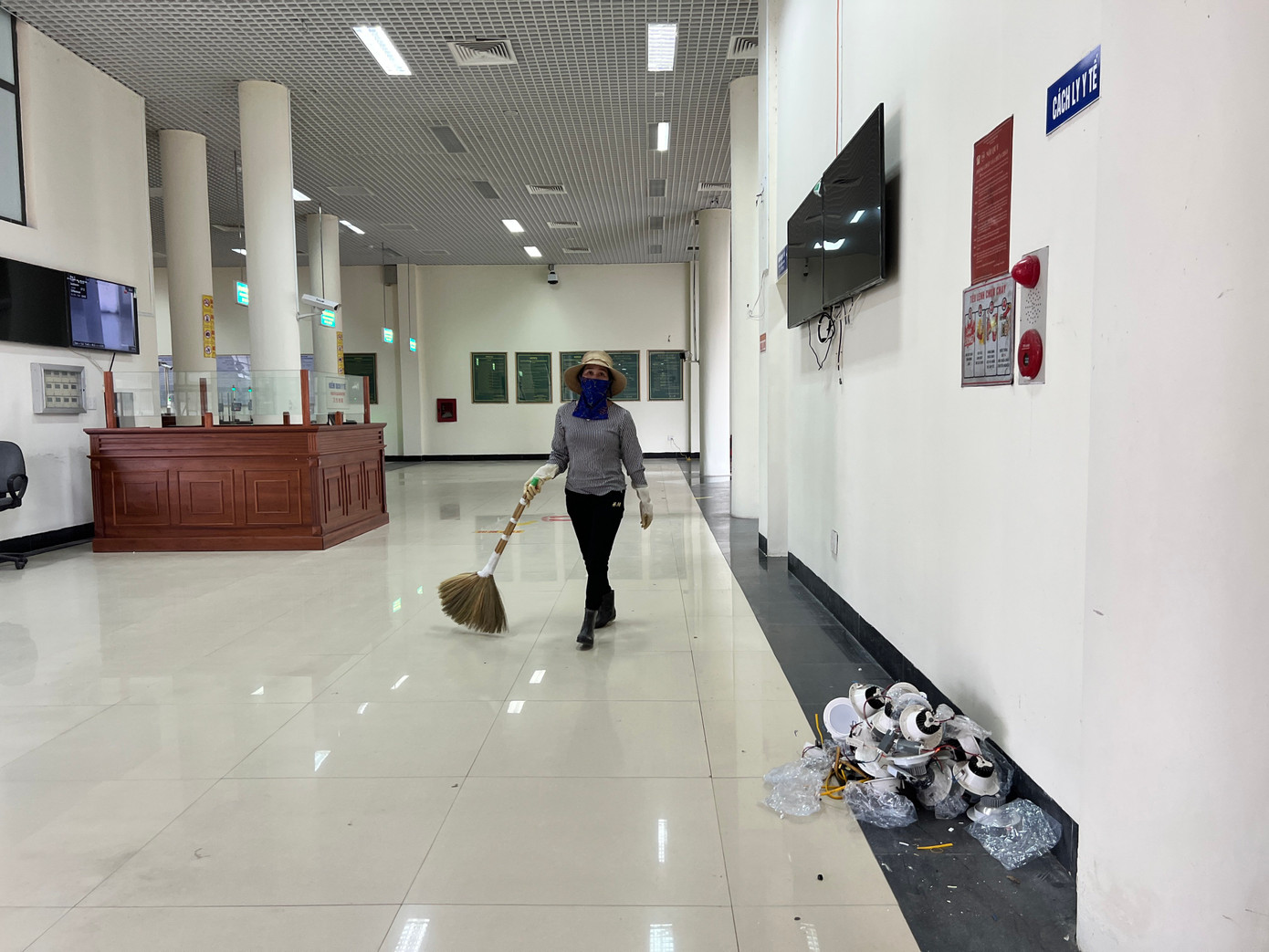 "Sau thời gian dài không hoạt động, một số hạng mục của cửa khẩu bị xuống cấp. Chúng tôi đã tích cực sửa chữa và thay mới để kịp phục vụ nhu cầu khi cửa khẩu hoạt động trở lại. Chúng tôi đang mong chờ từng ngày để có cái cảm giác đông đúc, nhộn nhịp, tất bật của cửa khẩu Móng Cái", đại diện Chi cục Hải quan Móng Cái chia sẻ.