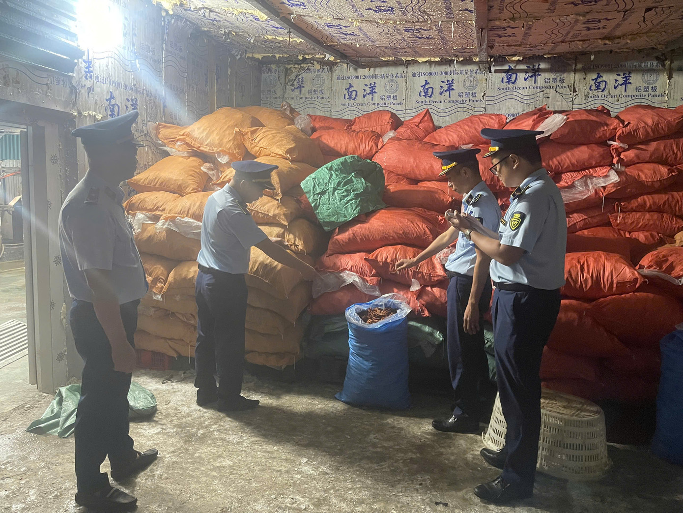 Lực lượng chức năng bắt giữ gần 8 tấn chân gà không rõ nguồn gốc, xuất xứ tại một kho lạnh ở thành phố Móng Cái.