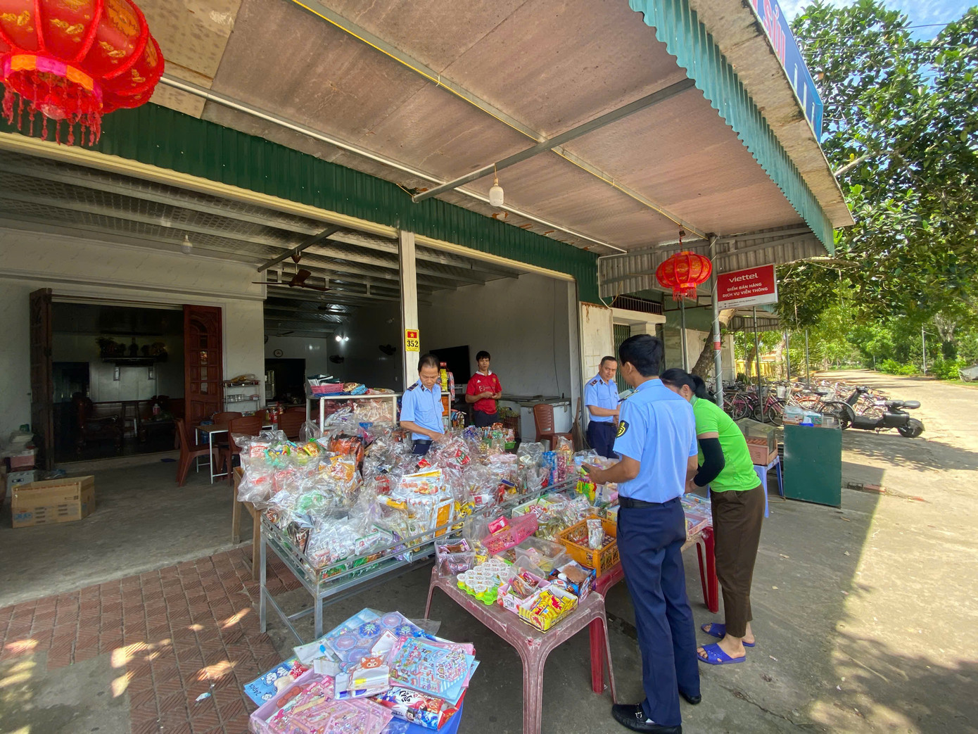 Lực lượng chức năng tuyên truyền pháp luật về ATTP tại huyện Hải Hà.