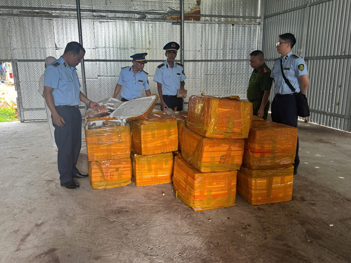 Lực lượng chức năng tỉnh Quảng Ninh phát hiện hơn 1 tấn trứng gà non được đóng trong 26 thùng xốp, không có thông tin về nguồn gốc, xuất xứ