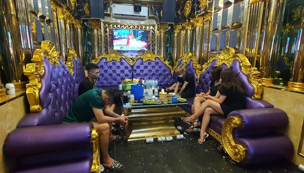 Vưa bị xử phạt, quán karaoke 86 tiếp tục mở cử đón khách vào đêm 5/8