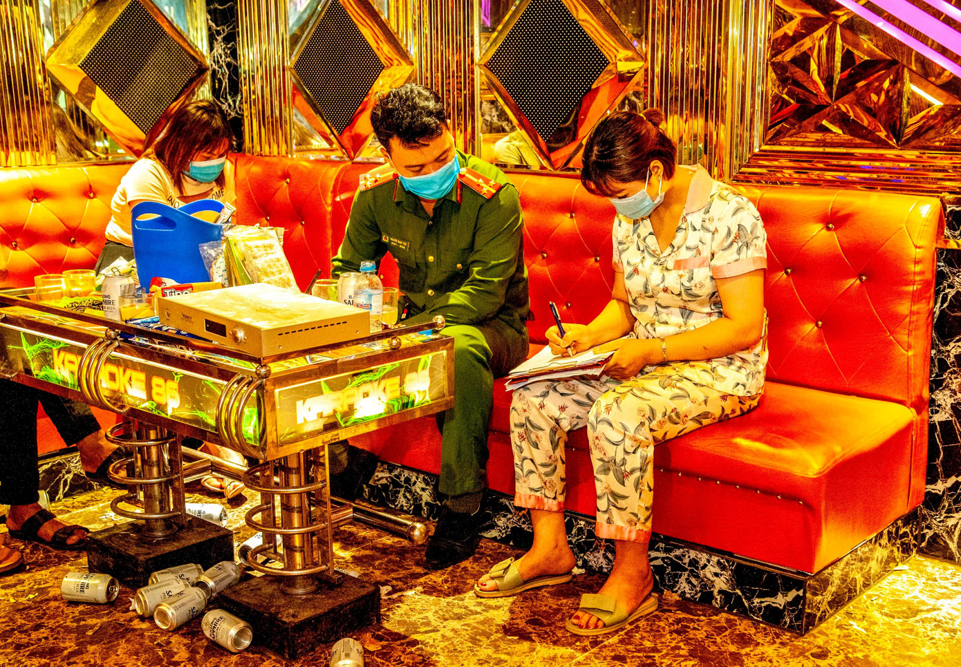 Lực lượng chức năng tiến hành lập biên bản xử phạt chủ cơ sở kinh doanh karaoke 86 vào ngày 1/7.