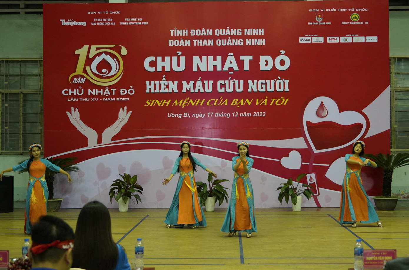 Tiếp sau Uông Bí là Đông Triều, Quảng Yên, Hạ Long, Cẩm Phả và Móng Cái sẽ là những địa phương tiếp tục hưởng ứng chuỗi chương trình Chủ nhật Đỏ lần thứ XV.