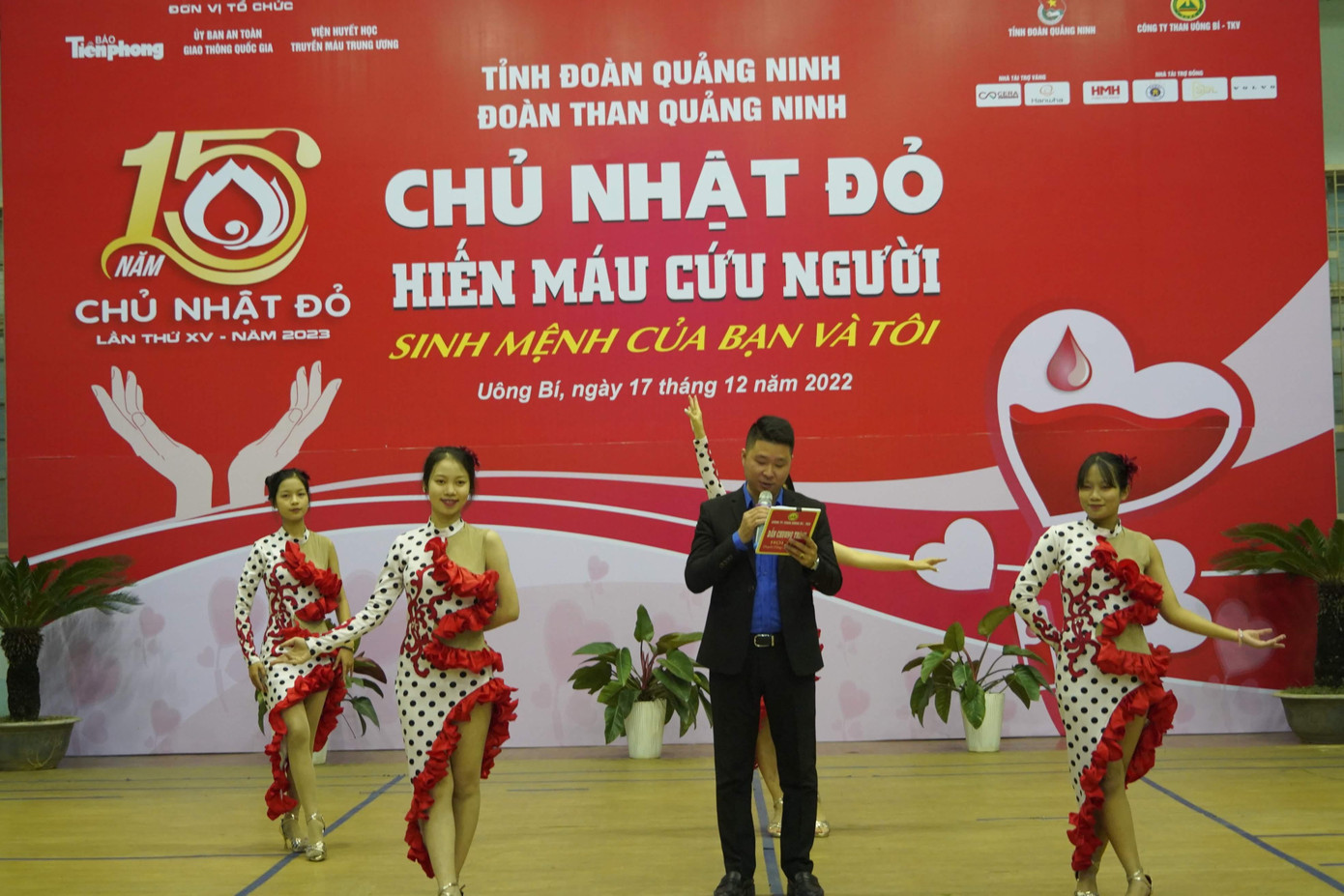 Khởi động chương trình với hàng loạt tiết mục văn nghệ sôi nổi đến từ đoàn viên thanh niên Đoàn Than Quảng Ninh.