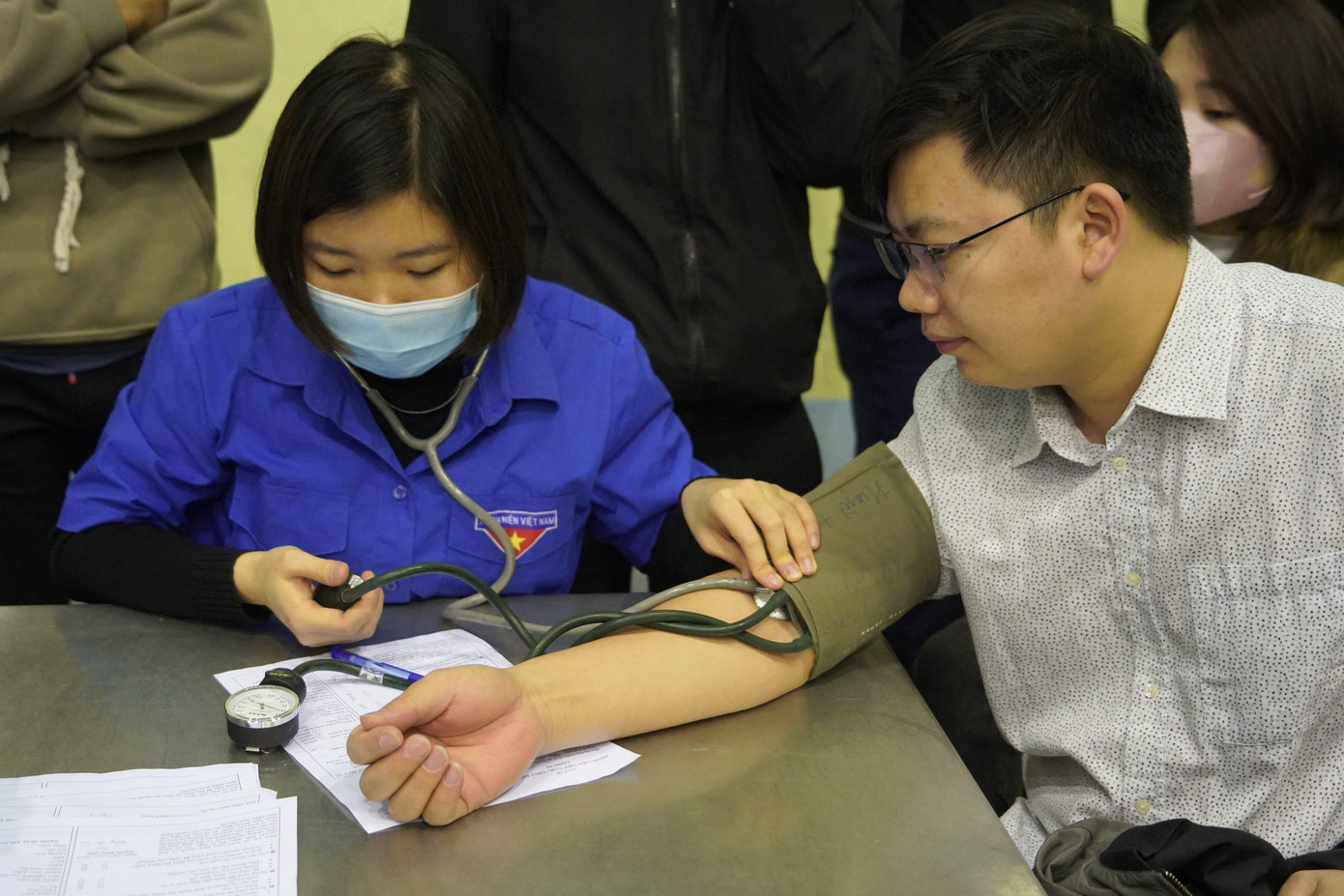 Tình trạng sức khỏe của người tham gia hiến máu cũng được kiểm tra kỹ trước khi tiến hành lấy máu.