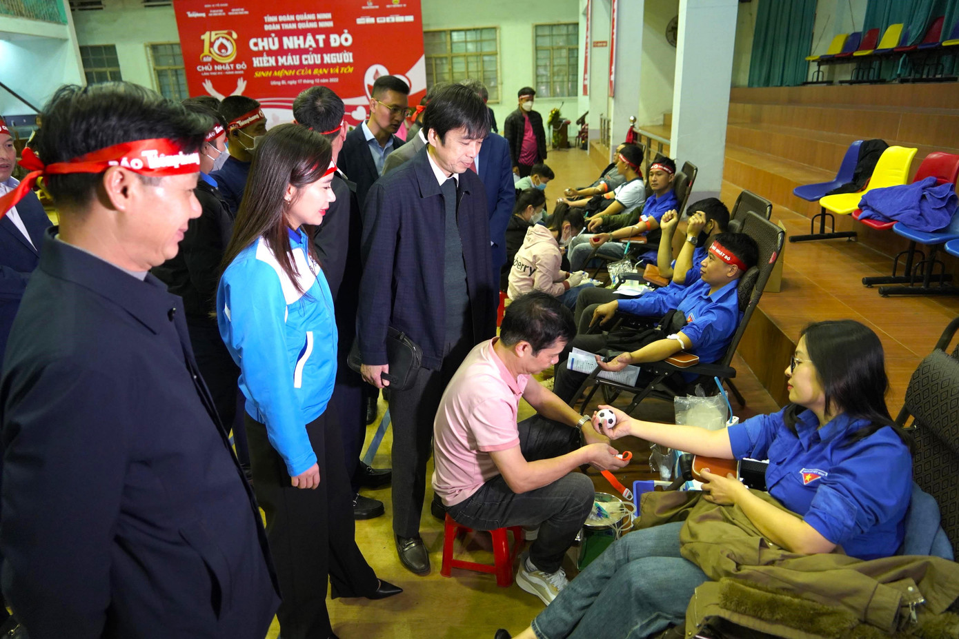 Đại diện Ban tổ chức Chủ nhật Đỏ thăm hỏi sức khỏe các tình nguyện viên hiến máu.