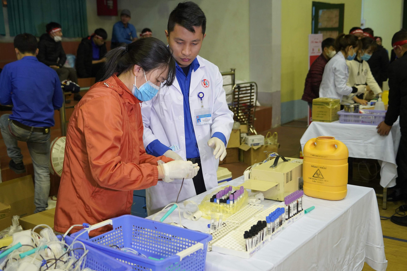 Lượng máu thu được sẽ được các nhân viên y tế phân loại và lưu trữ cẩn thận.