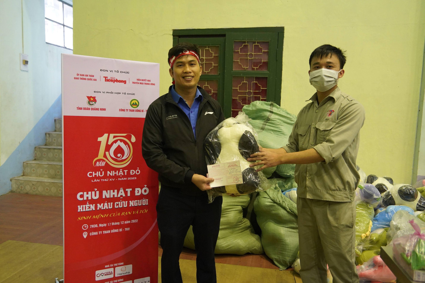 Những phần quà ý nghĩa được trao đến các công nhân ngành than.